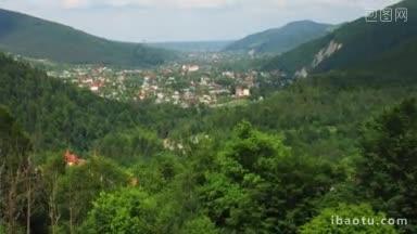 喀尔巴阡山脉和小村庄之间的时间间隔全景